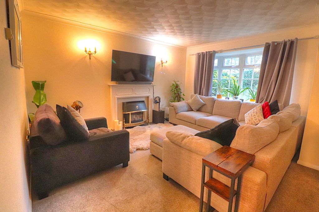 Property photo 3 of 17 Lounge 2