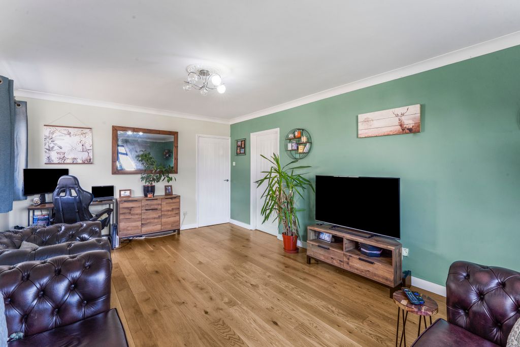Property photo 3 of 14 Lounge 3