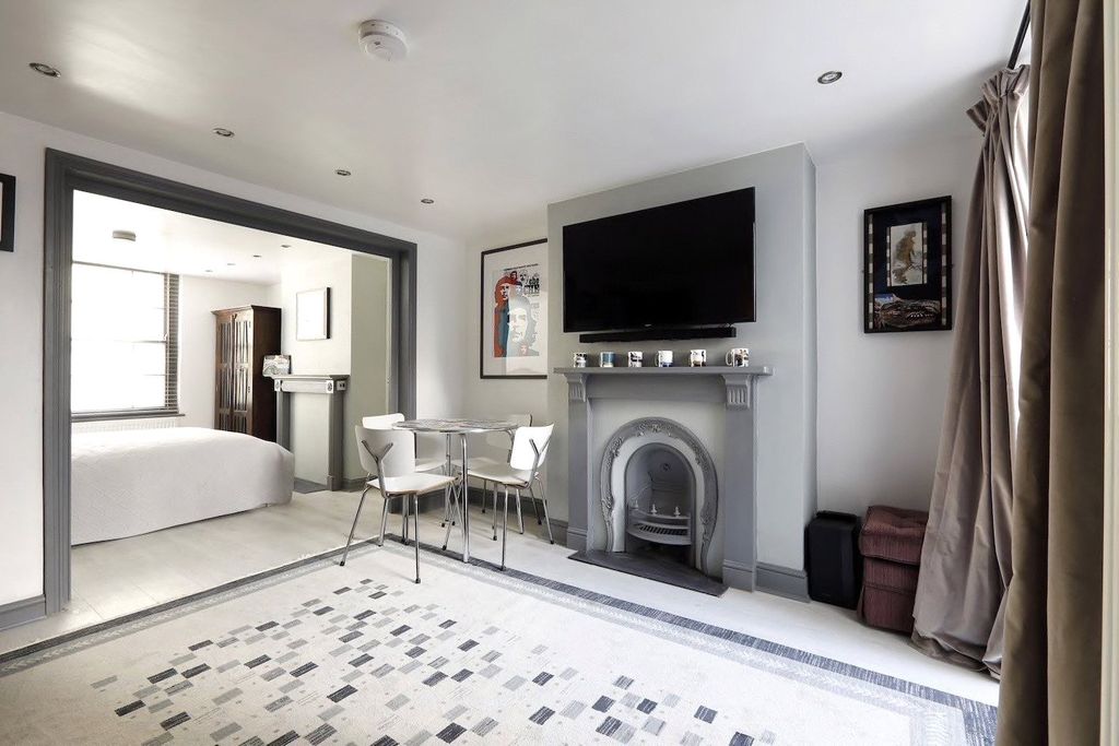 Property photo 1 of 7 Living Room