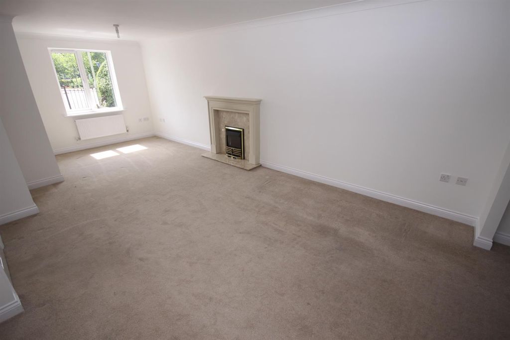 Property photo 2 of 11 Lounge