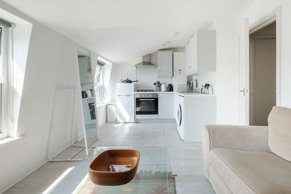 Property photo 2 of 12 Amhurst Road