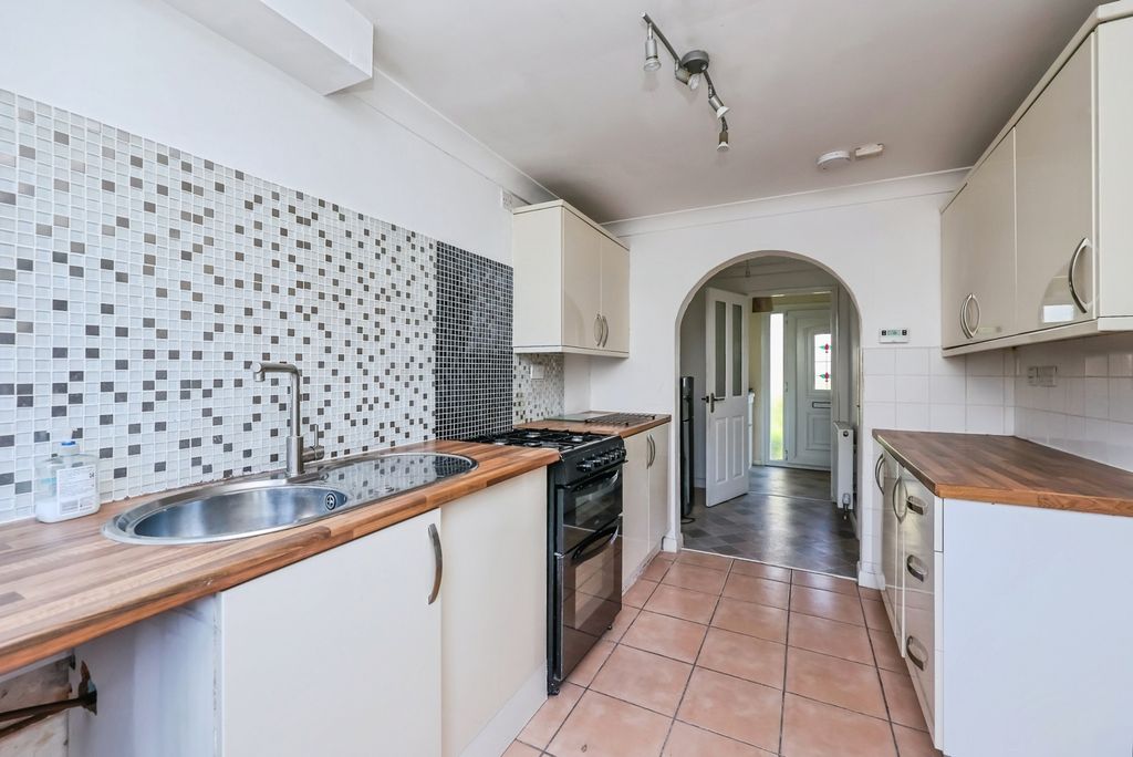 Property photo 3 of 19 Kitchen