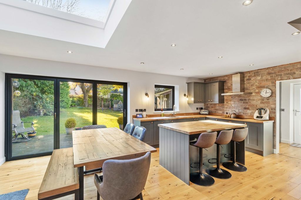 Property photo 2 of 34