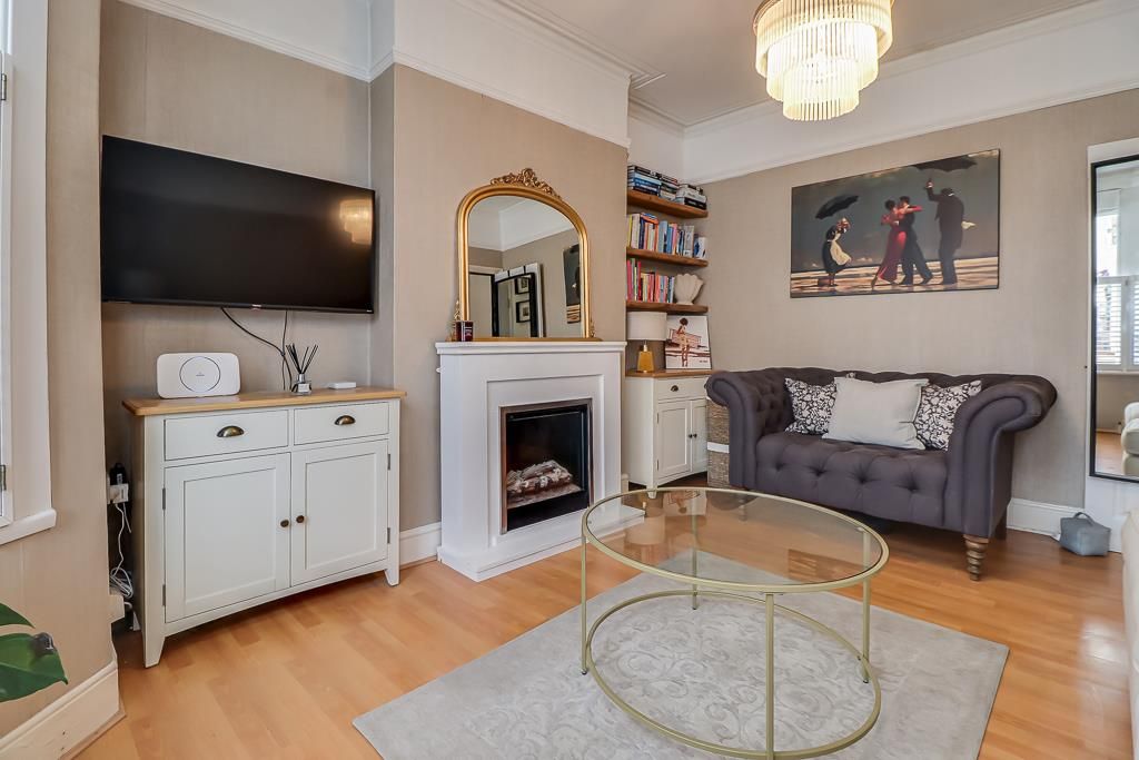 Property photo 3 of 20 Lounge