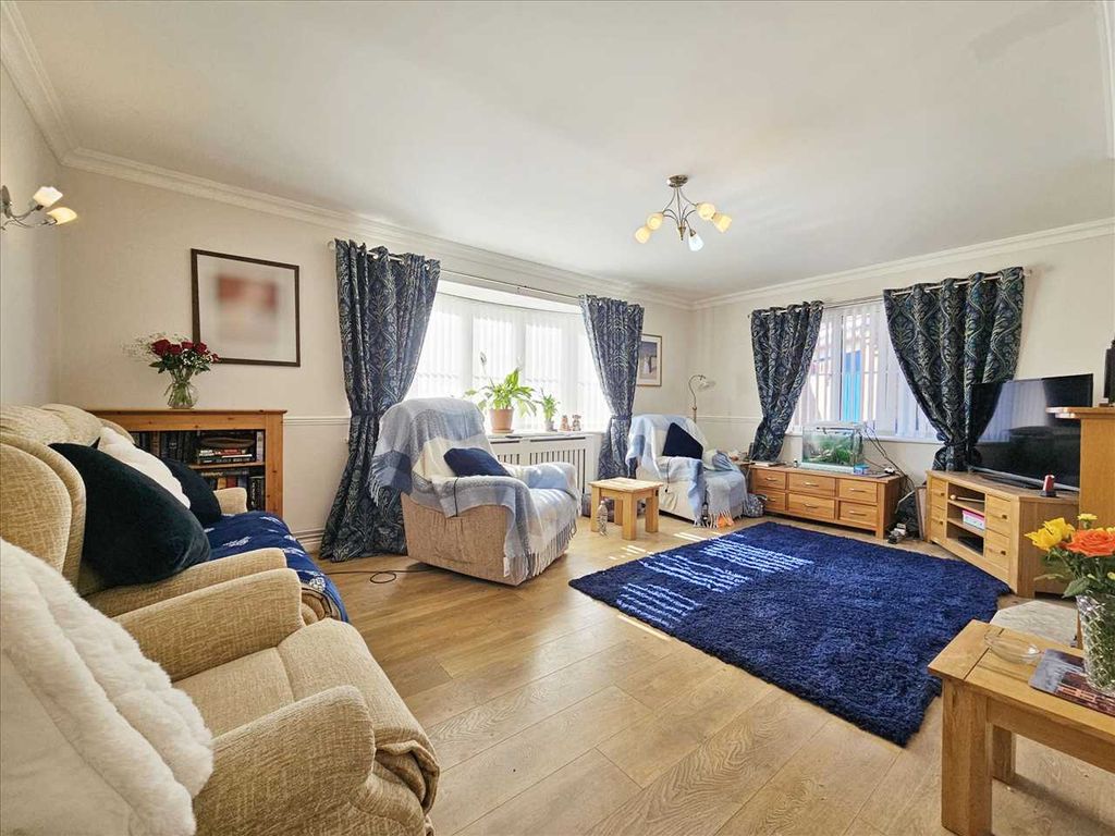 Property photo 2 of 18 Lounge: