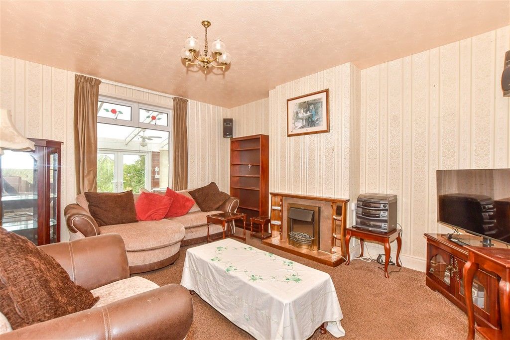 Property photo 3 of 11 Lounge