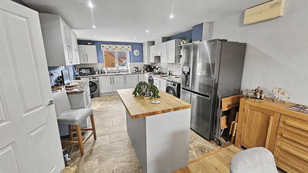 Property photo 3 of 20