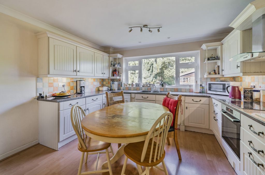 Property photo 3 of 18 Kitchen