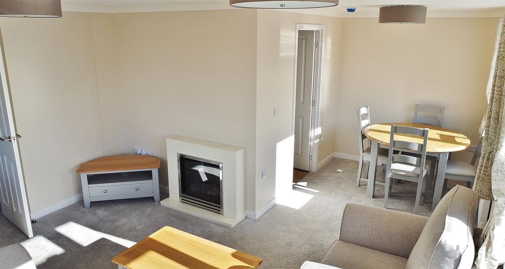 Property photo 3 of 11 Lounge/Diner