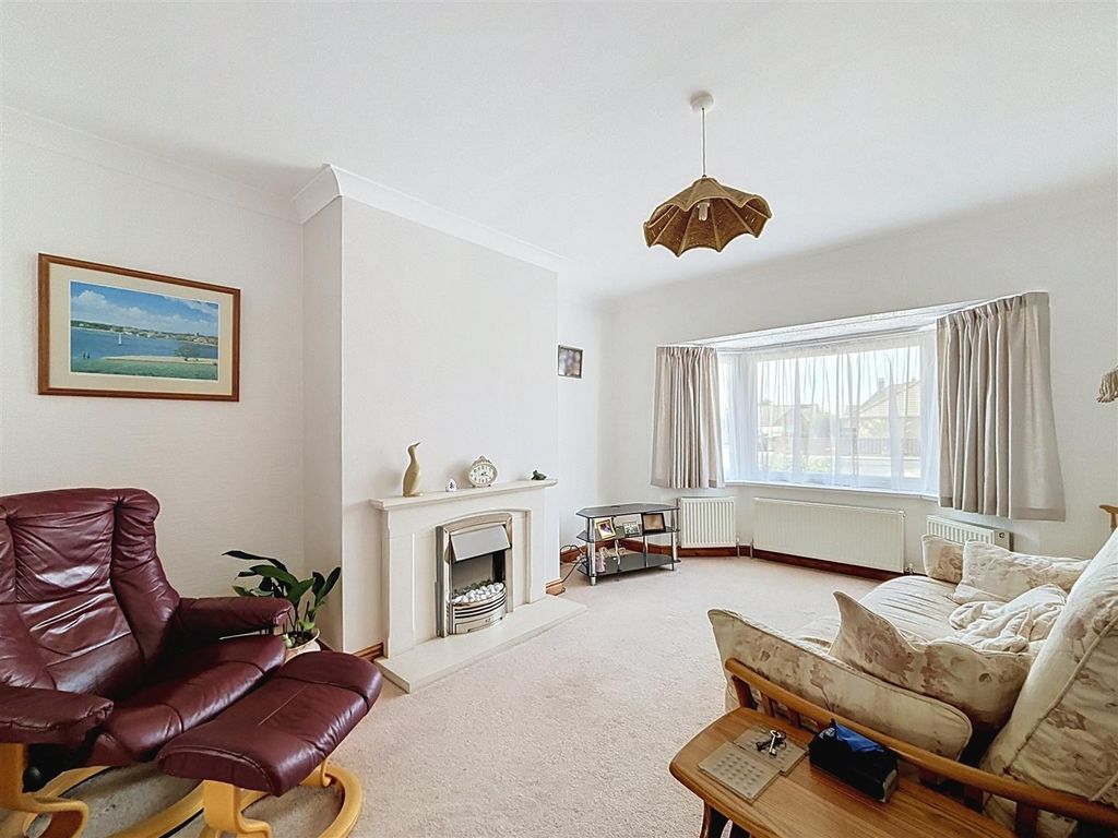Property photo 3 of 24 Lounge