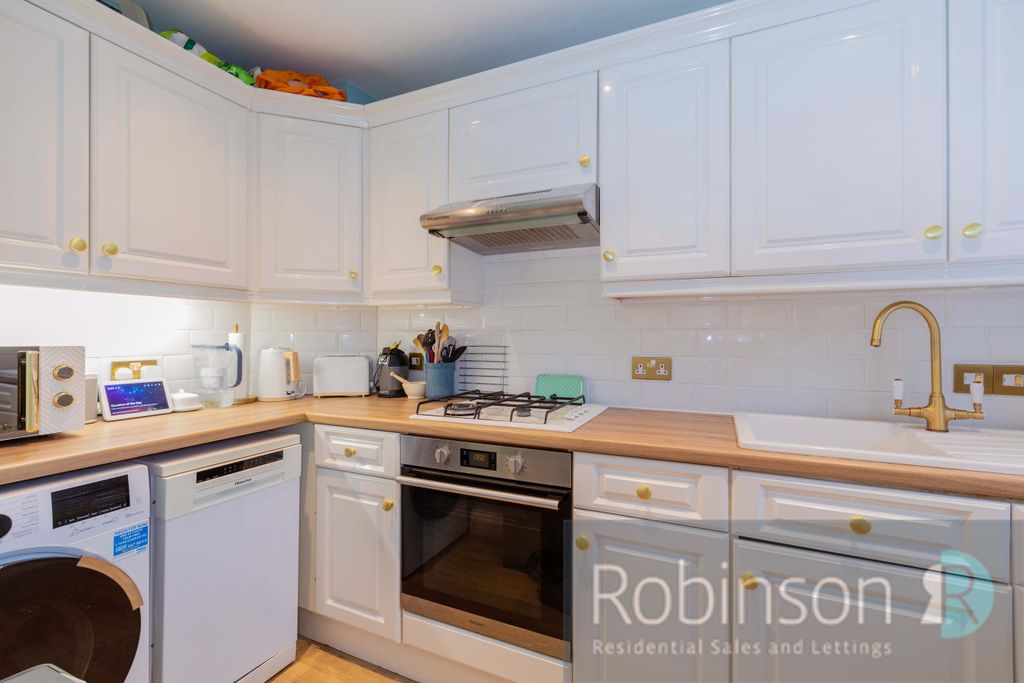 Property photo 3 of 19 38 Lancastria Mews-13