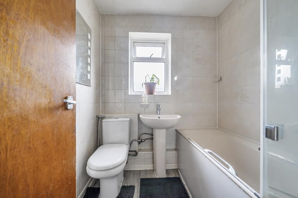 Property photo 3 of 10 Bathroom