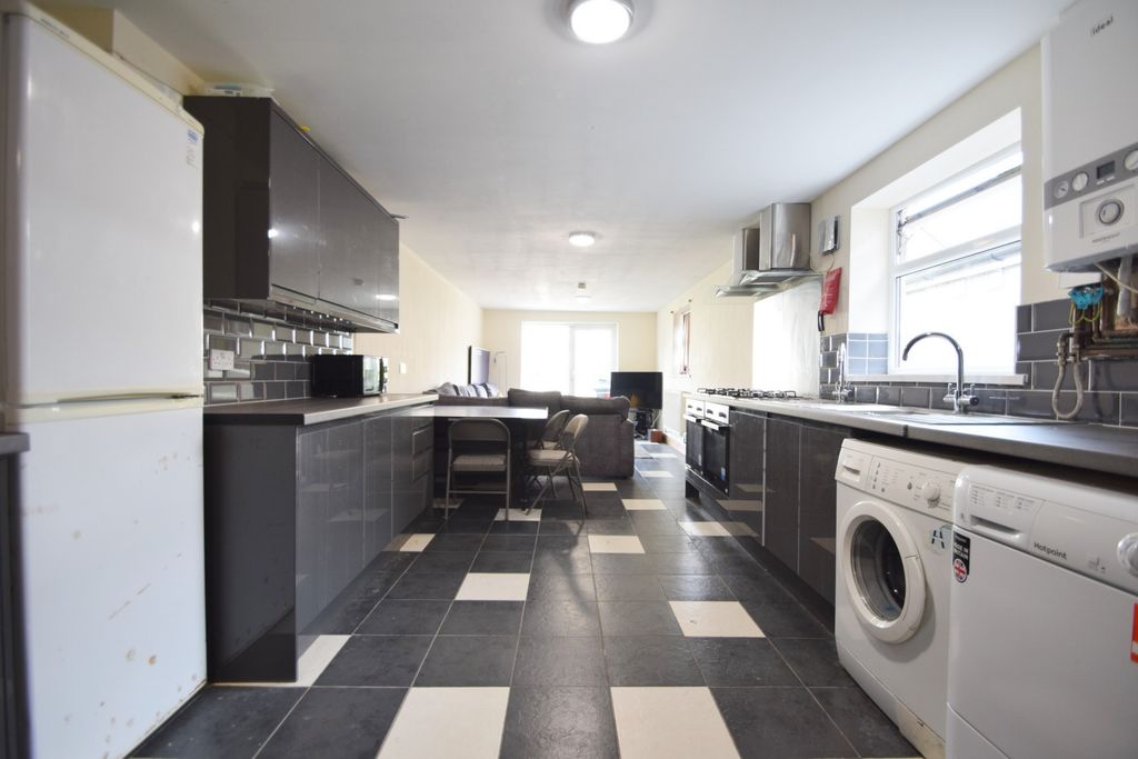 Property photo 1 of 17 Photo 4