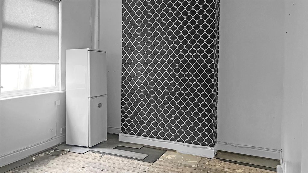 Property photo 3 of 8 Dining Area