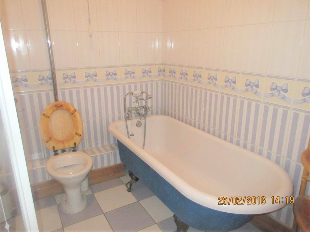 Property photo 3 of 8 Bathrooma