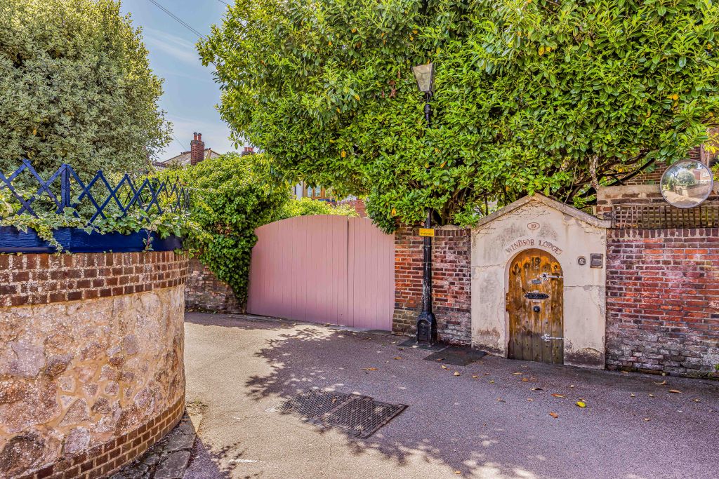 Property photo 2 of 41 Windsor Lodge, 19 Garden Lane, Southsea-Small-Port
