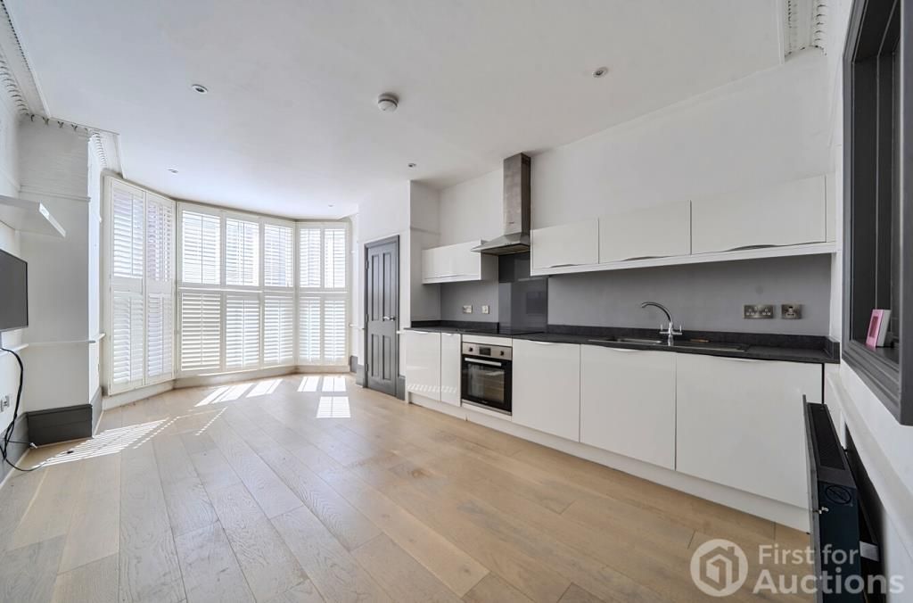 Property photo 3 of 12 Kitchen