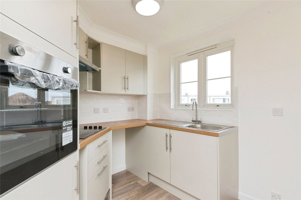 Property photo 2 of 11 Kitchen