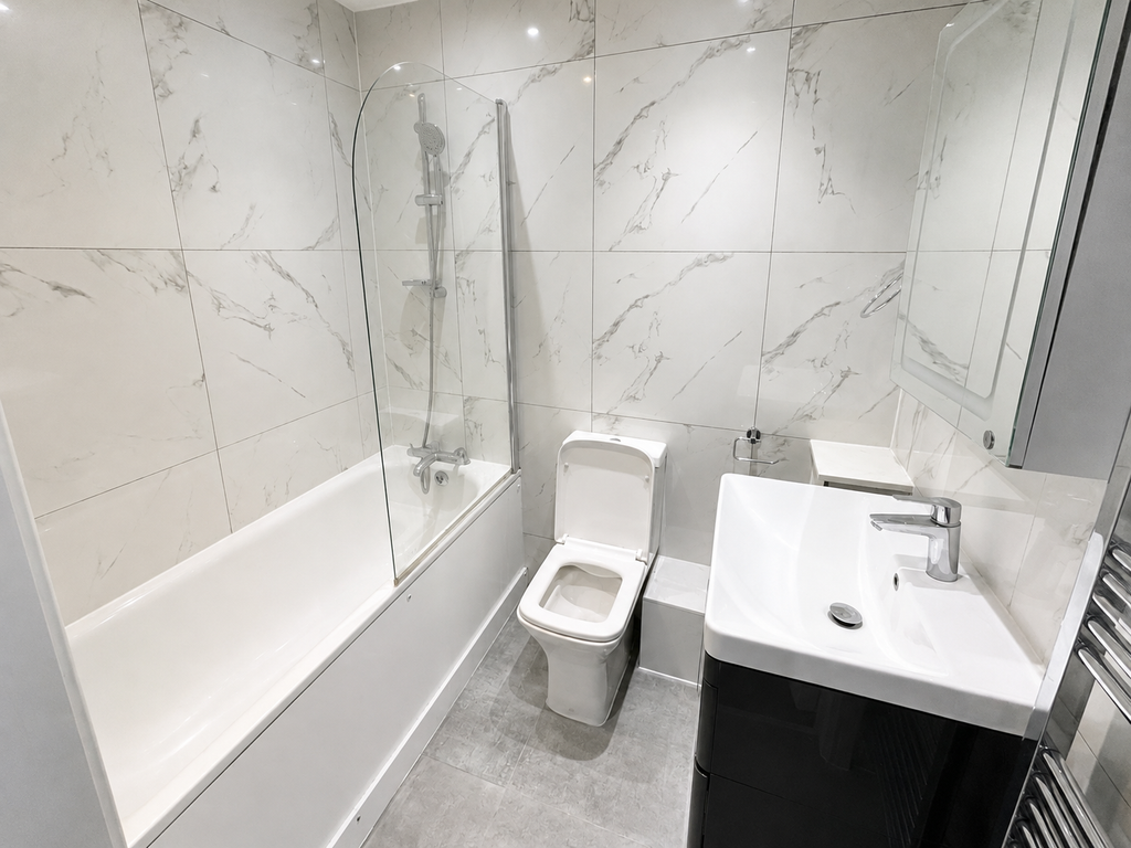 Property photo 1 of 6 2 Bed 2 Bath Flat In Centre Of Aldershot