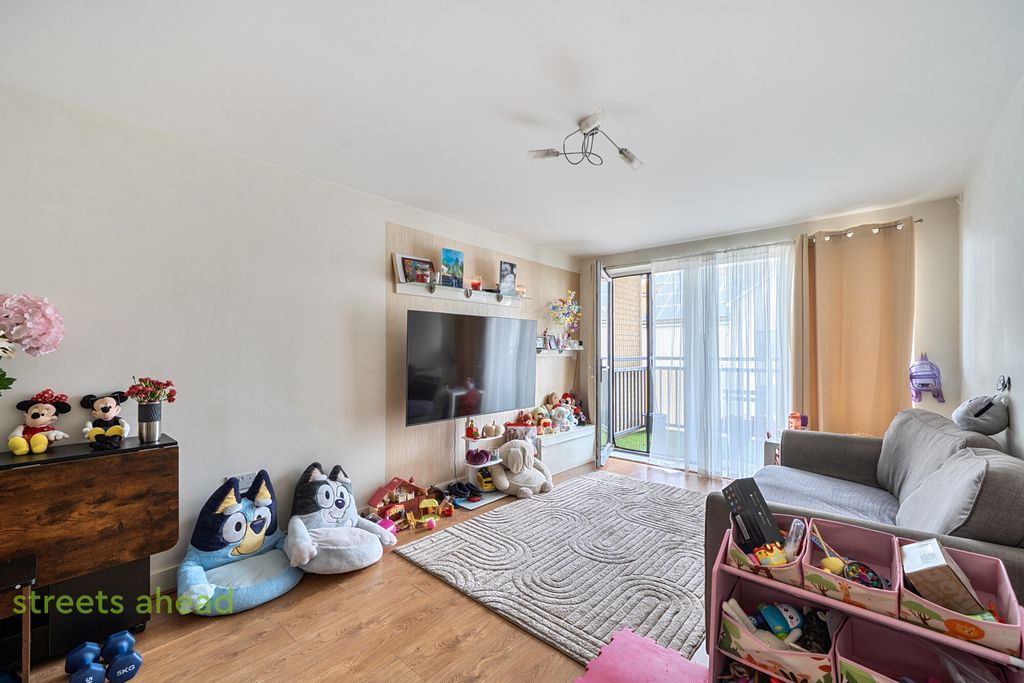 Property photo 3 of 14 36880E43-B37A-481...