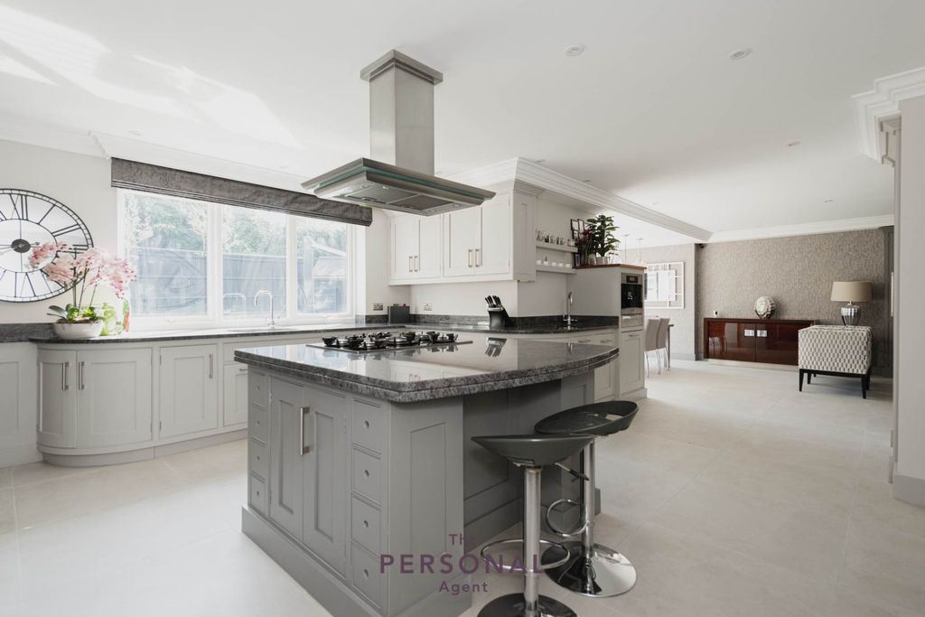 Property photo 3 of 24