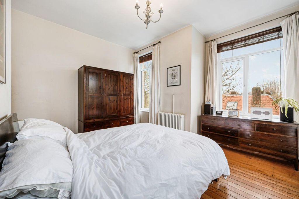 Property photo 3 of 12 6 Sutton Court Mansions-9.Jpg