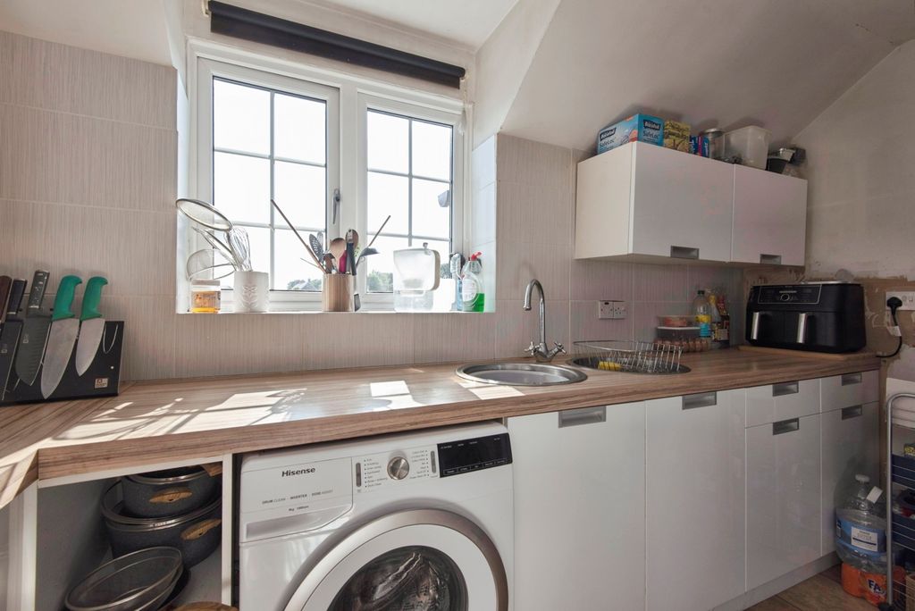 Property photo 3 of 17 Kitchen