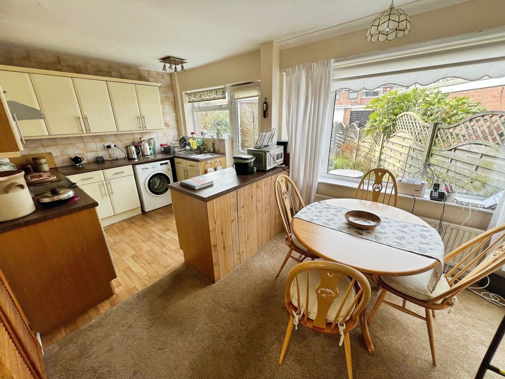 Property photo 3 of 16 Dining Area