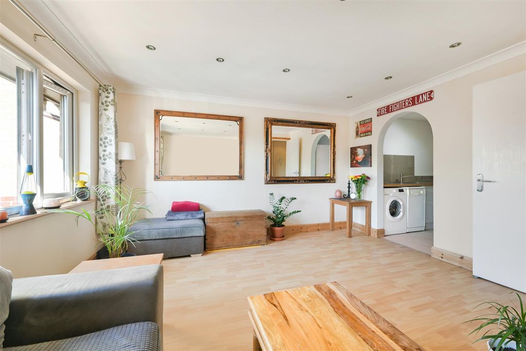 Property photo 2 of 11 Rossignol Gardens, 59- (5).Jpg