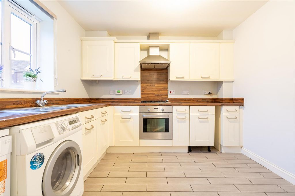 Property photo 3 of 9 Kitchen