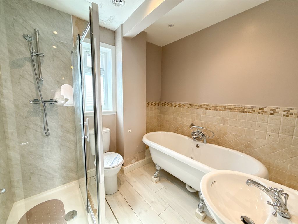 Property photo 3 of 18 Bathroom