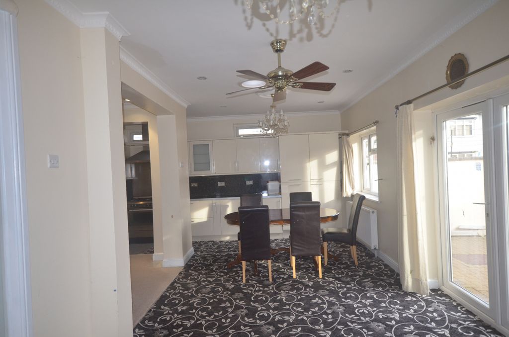 Property photo 1 of 12 Four Bedroom End Terrace House