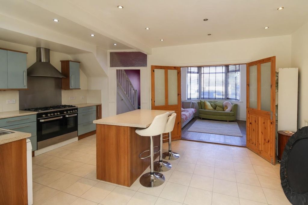 Property photo 3 of 11 Kitchen