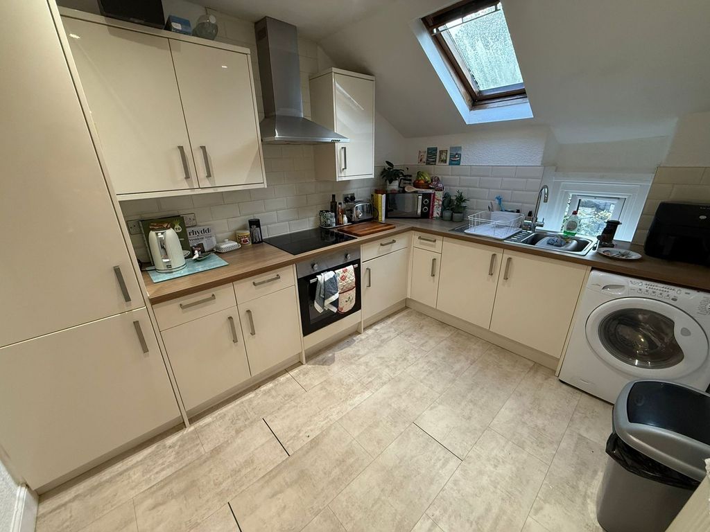 Property photo 3 of 11 Kitchen