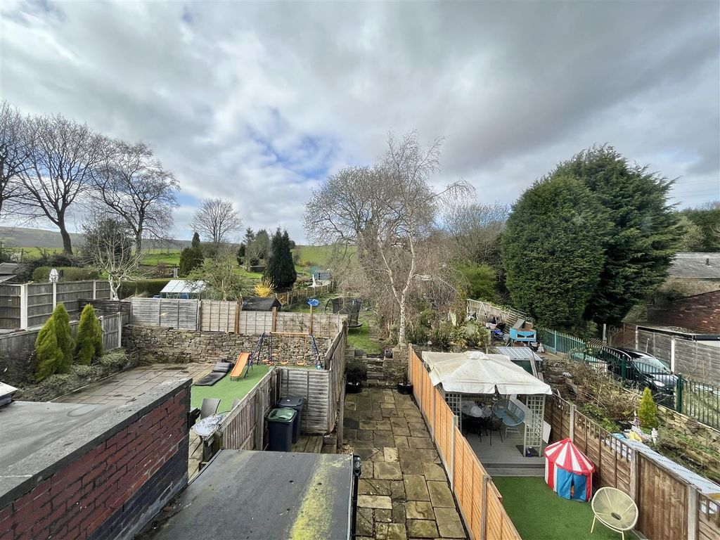 Property photo 2 of 11 Gardens