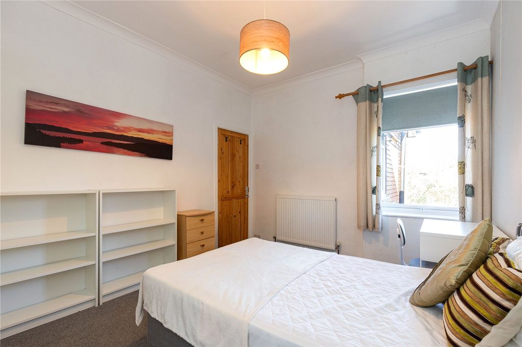Property photo 2 of 8 Room 3