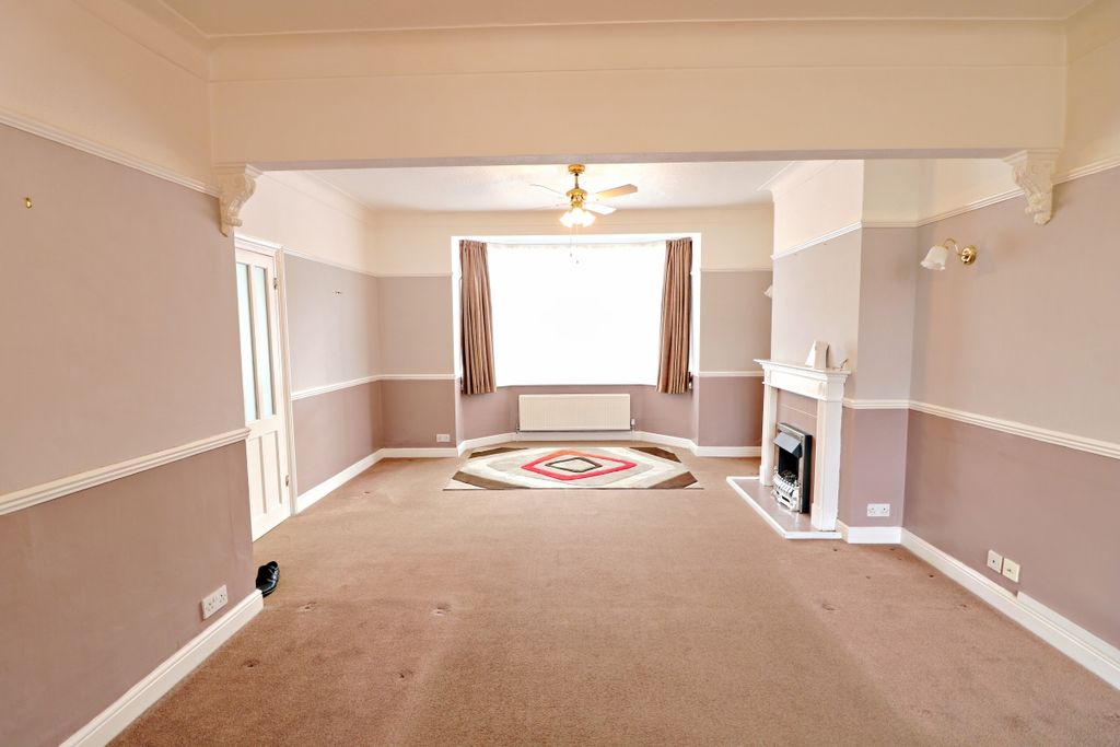 Property photo 3 of 10 Through Lounge/Diner