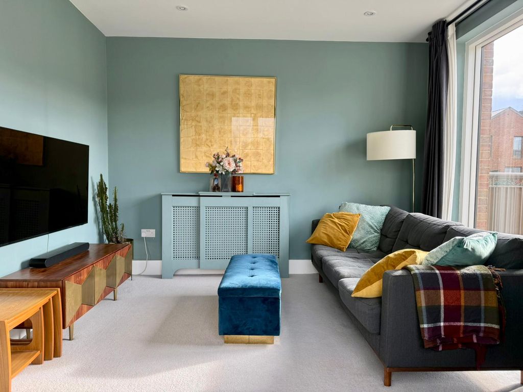 Property photo 3 of 27 Lounge