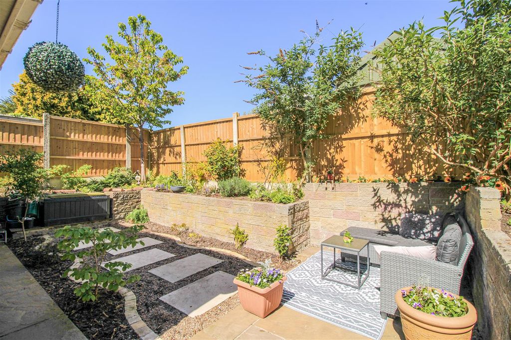 Property photo 2 of 11 Outside