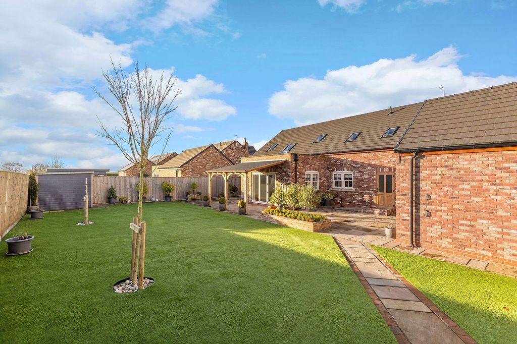 Property photo 2 of 31