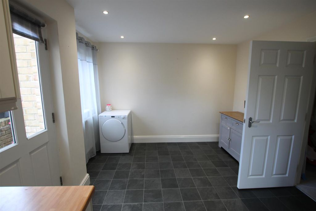 Property photo 3 of 4 .