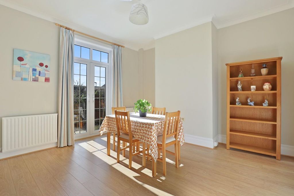 Property photo 3 of 15 04-Dec2Jhpropwpen - 47 Clevedon Road - 12 (1)-Medi