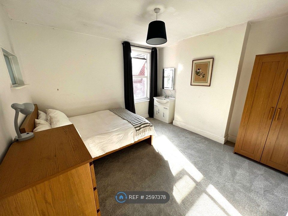 Property photo 1 of 13 Bedroom With Sink