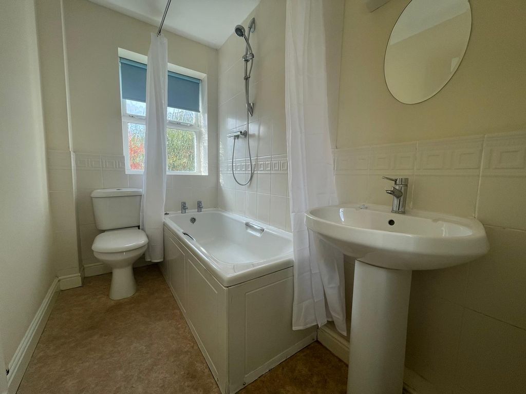 Property photo 3 of 9 Bathroom