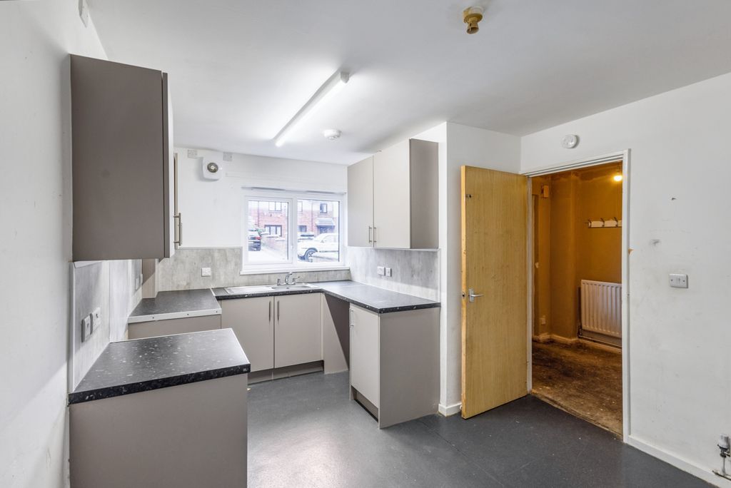 Property photo 2 of 18 7 Lapwing Close, Allerton, Bradford, West Yorkshire, Bd8 0Nl