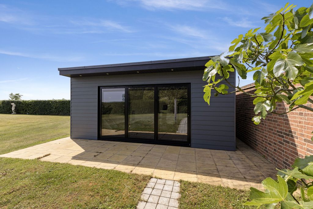 Property photo 2 of 33