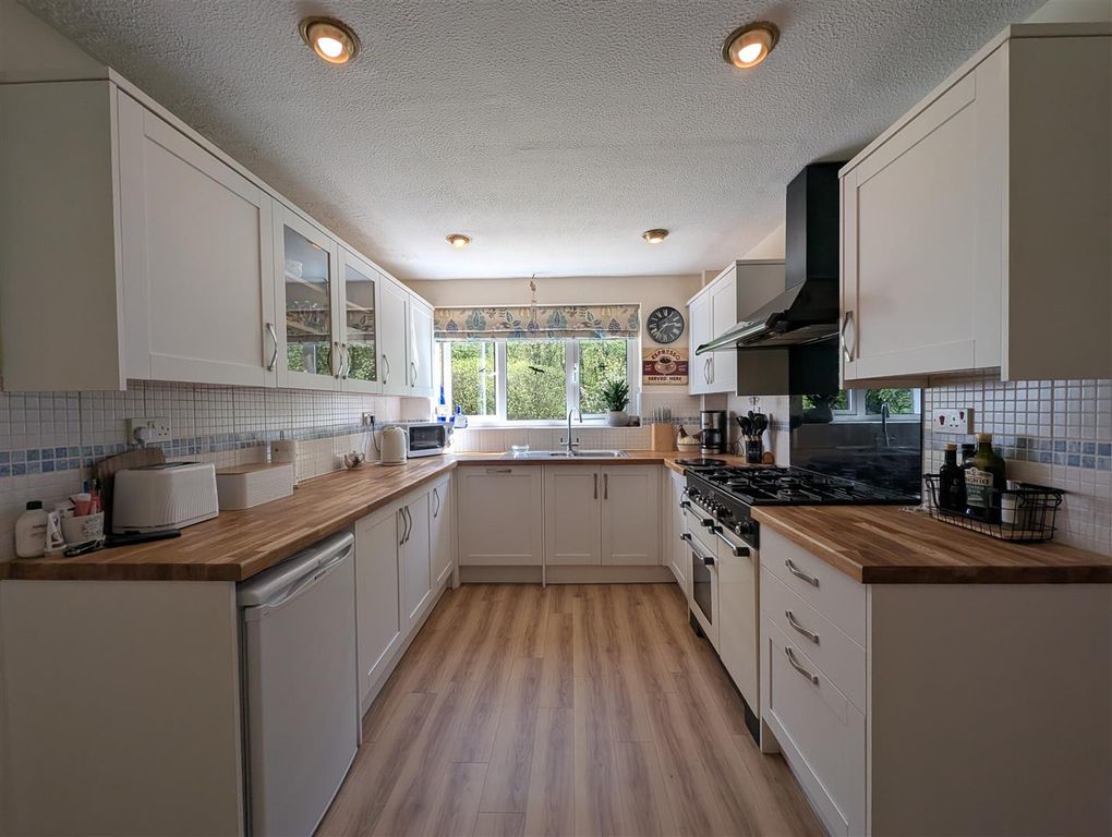 Property photo 3 of 20 Kitchen