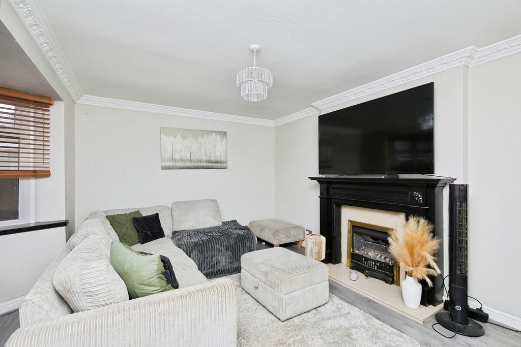 Property photo 2 of 16 Lounge