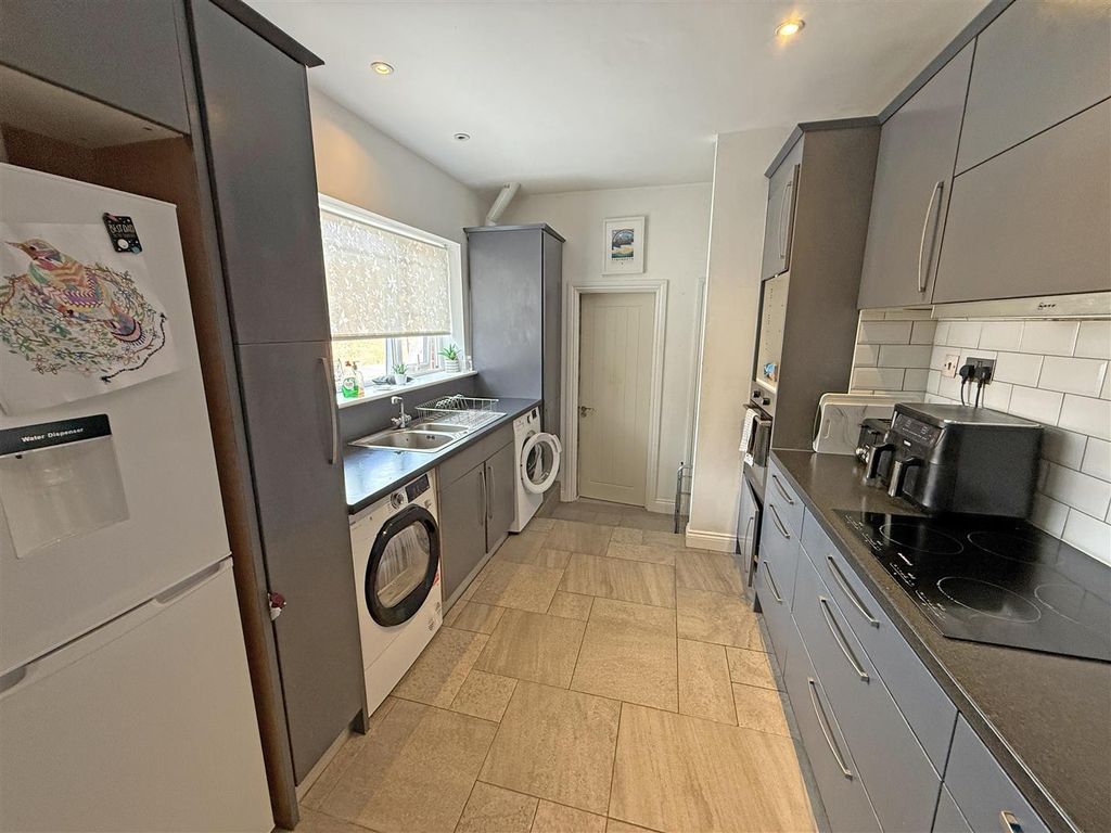 Property photo 3 of 10 Kitchen.Jpg