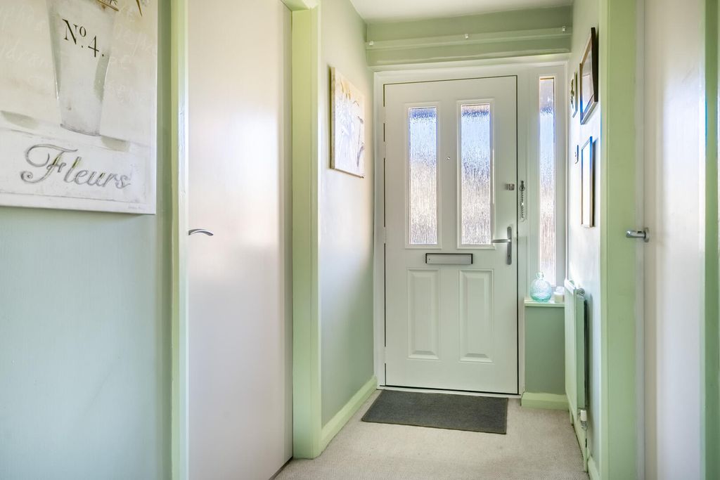 Property photo 2 of 11 Hallway